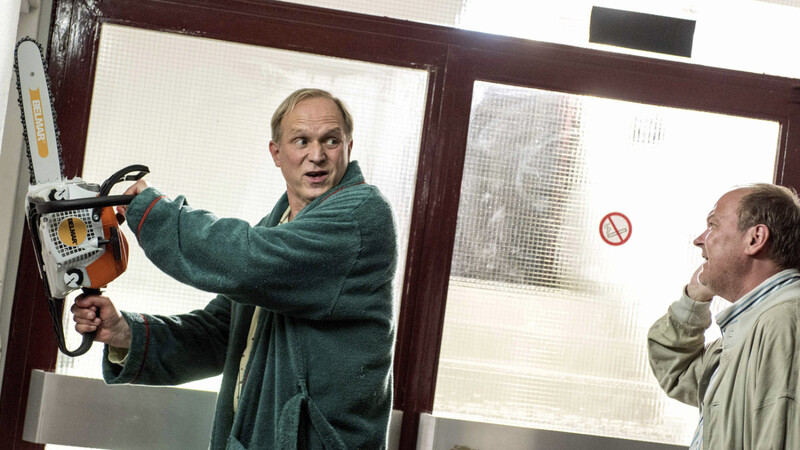 Warum nicht, wenn's eh egal ist? Felix Murot (Ulrich Turkur) säbelt im Bademantel mit einer Kettensäge eine fremde Wohnungstür auf.
