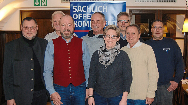Der gewählte Vorstand der Bayernpartei Landshut-Stadt mit dem Vorsitzenden Robert Neuhauser (Dritter von links) und dem Bezirksvorsitzenden Anton Maller (links).