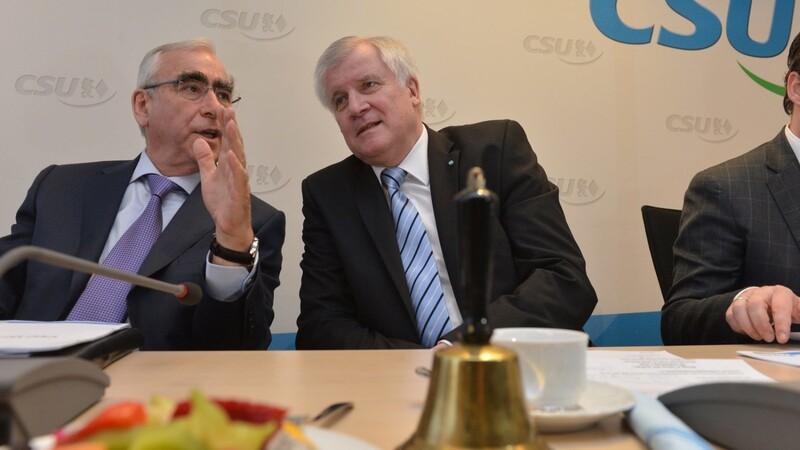 Zwei Polit-Schwergewichte: CSU-Chef Horst Seehofer (r.) und der Ehrenvorsitzende Theo Waigel bei einer Vorstandssitzung 2014.