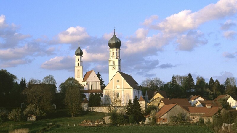Die Wallfahrtskirche "Maria Himmelfahrt" in Haindling im Landkreis Straubing-Bogen.