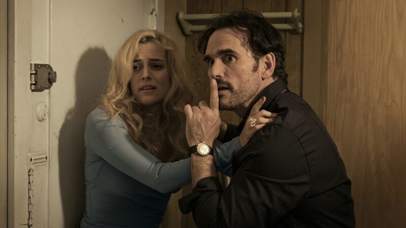 Der psychopathische, penible Mörder (Matt Dillon) jagt seiner Freundin "Simple" (Riley Keough) erst einmal Angst ein.