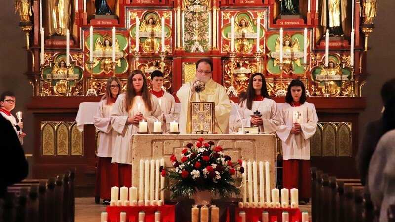 Zu Mariä Lichtmess wurden die Kerzen am Altar aufgereiht und von Pfarrer Jürgen Josef Eckl gesegnet.
