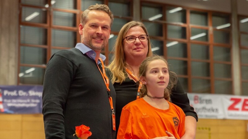 Verlobung beim Volleyball: Maik Fahrensohn mit Partnerin Jana Sperling und deren Tochter Ranja.