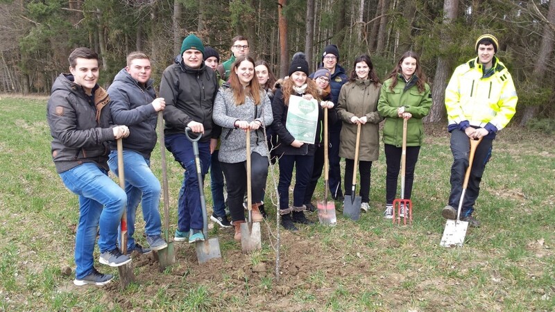 Die Jugendlichen der Landjugend Leiblfing, Metting, Schwimmbach und Hailing pflanzten den ersten Symbolbaum gemeinsam. Weitere 1 825 Laubbäume sollen am 23. März eingepflanzt werden.