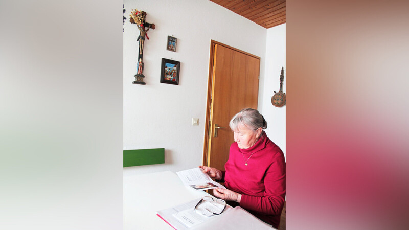 Hannelore Kohlhäufl stöbert in dem Begleitheft zum zehnjährigen Bestehen des Gebetskreises, den sie als Förderin begleitet.