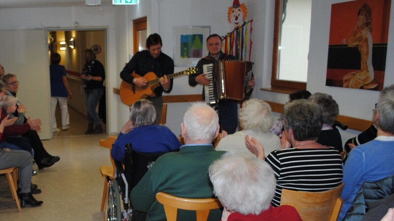 Das Publikum war begeistert vom Auftritt der Ladiner im Seniorenheim in Teisnach. Diesen hatten sie nach dem Konzert in Viechtach Ende des Jahres zugesagt.
