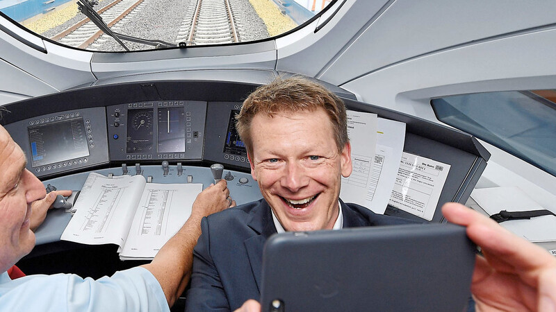 Da hatte er noch gute Laune: Bahnchef Richard Lutz macht ein Selfie bei einer Testfahrt mit einem ICE-Sprinter.