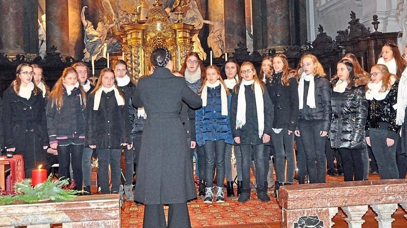 Der Mädchenchor des Gymnasiums trug "Advent is a Leuchtn" vor.