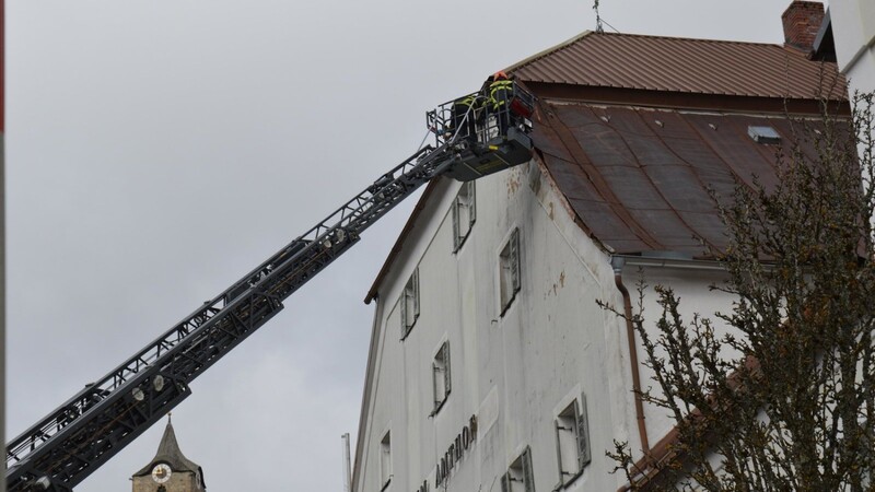 Auf der Südseite des Gebäudes wurden mehrere Blechbahnen von der Dachhaut gelöst.