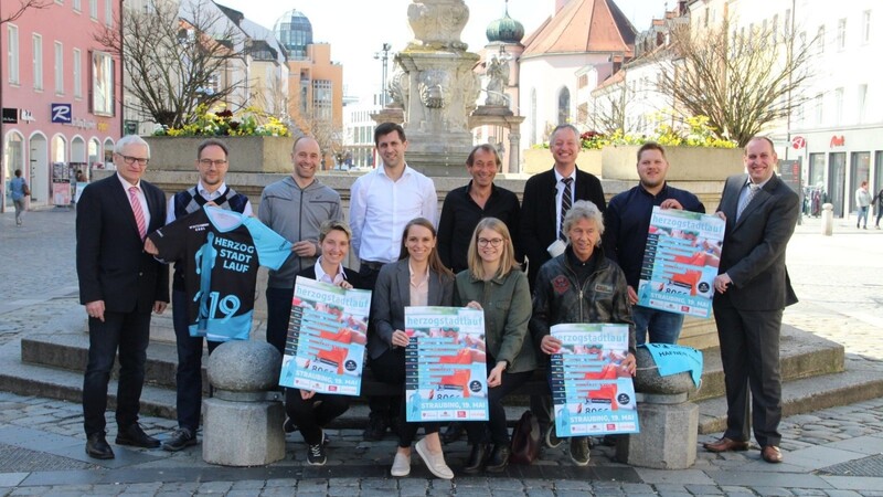 Zusammen mit den Hauptsponsoren hat das Stadtmarketing unter Leitung von Matthias Reisinger (rechts) und mit Oberbürgermeister Markus Pannermayer (stehend, 3. v. r.) weitere Details zum zehnten Herzogstadtlauf bekanntgegeben.