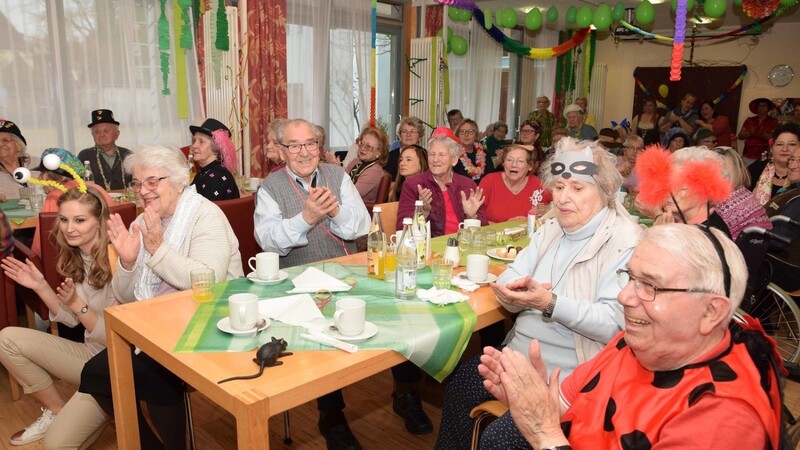Die Senioren im AWO-Seniorenwohnpark feierten Fasching.