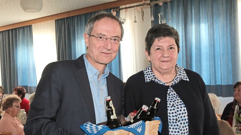Ortsbäuerin Mathilde Faltermeier überreichte nach der Landfrauengebietsversammlung ein Geschenk an Apotheker Dr. Hellmut Schuldes.