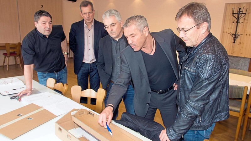 Roland Prechler, Bürgermeister Helmut Steininger, Dr. Eberhard Pex, Peter Prechler und Sparkassendirektor Bernhard Mittermeier diskutieren das Modell der geplanten Boxhalle.