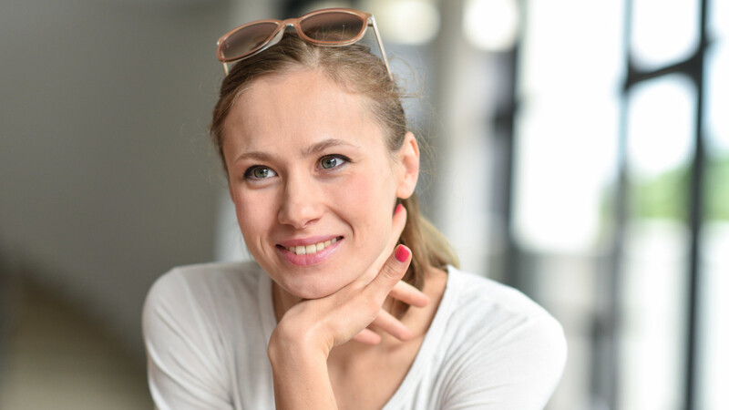 Alina Levshin, 1984 in Odessa geboren, hat an der Hochschule für Film und Fernsehen in Potsdam studiert. Für ihre Rolle in Dominik Grafs TV-Serie "Im Angesicht des Verbrechens" erhielt sie schon 2010 den Deutschen Fernsehpreis. Mehrfach ausgezeichnet wurde sie für die Hauptrolle im Kinofilm "Die Kriegerin" (2011). Im Fernsehen ist sie regelmäßig auch in Serien zu sehen.