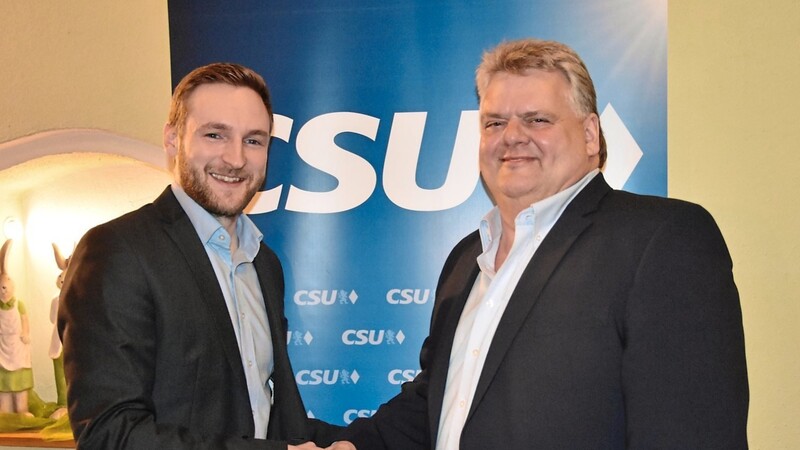 Ortsvorsitzender Rainer Klier gratulierte Franz Mayer (rechts) zu dessen Nominierung als Bürgermeisterkandidat der CSU.