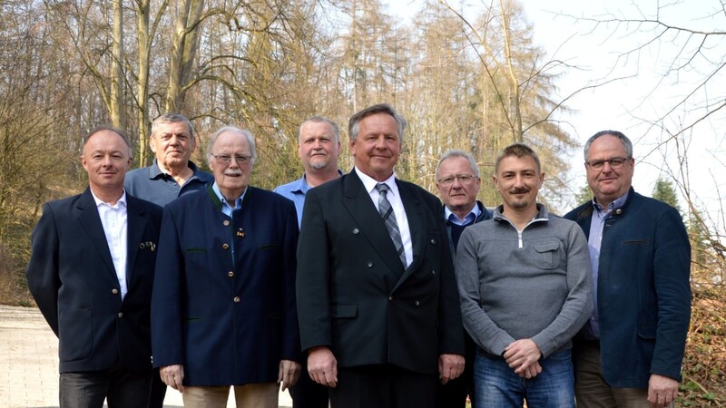 Vorsitzender Wolfgang Golsch (4.v.r.), Bürgermeister Josef Klaus (r.) und Alt-Bürgermeister Josef Haselbeck (3.v.r.) dankten den geehrten Mitgliedern und begrüßten Bernhard Drexl (2.v.r.) im Kreis der KSK.