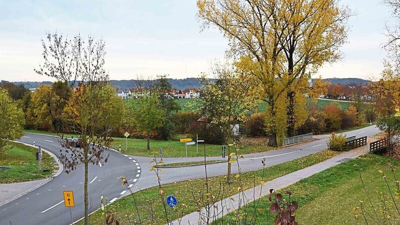 Die Kreuzung Ergoldsbacher Straße/Rottenburger Straße könnte zum Kreisverkehr werden und eine neue Abzweigung in das geplante Wohnbaugebiet Schmidtfeld als Umgehungsstraße erhalten.