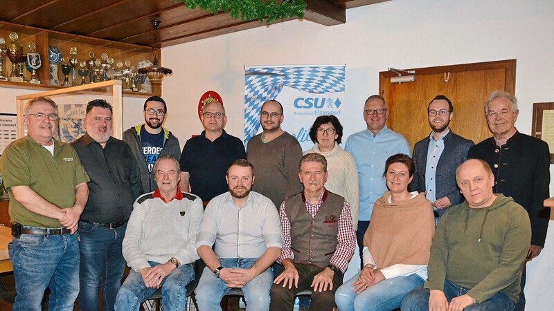 Die neugewählte Führungsmannschaft der CSU Elsendorf um ihren Vorsitzenden Anton Pöppel (sitzend Mitte). Wahlleiter Niklas Neumeyer (stehend 2. v. r.) gratulierte.
