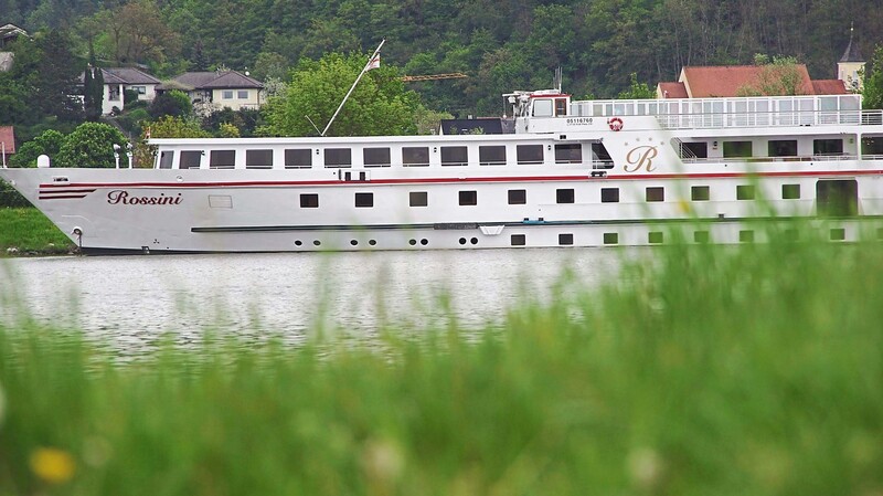 Noch bis Ende Juli, Anfang August liegt der Donaudampfer MS Rossini in Bach vor Anker. Legt er eines Tages in Donaustauf an?
