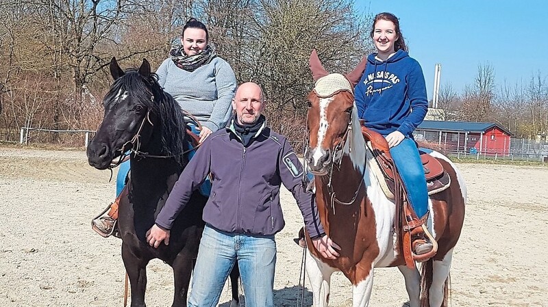 Vor der Stunde fragte Trainer Matthias Walz Jessica Dengler (li.) und Tabea Endres (re.) woran sie mit ihren Pferden arbeiten möchten.
