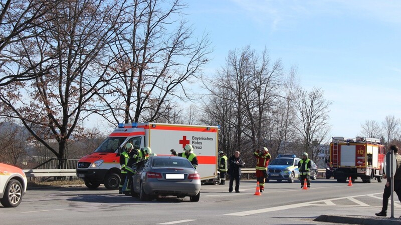 Vier Verletzte sind das Ergebnis eines Verkehrsunfalles.