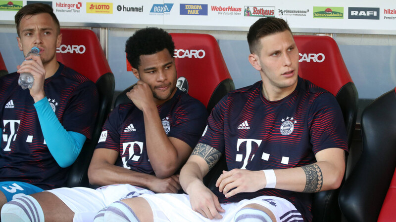 In Freiburg nur auf der Bank: Serge Gnabry (m.) und Niklas Süle (r.) vom FC Bayern.