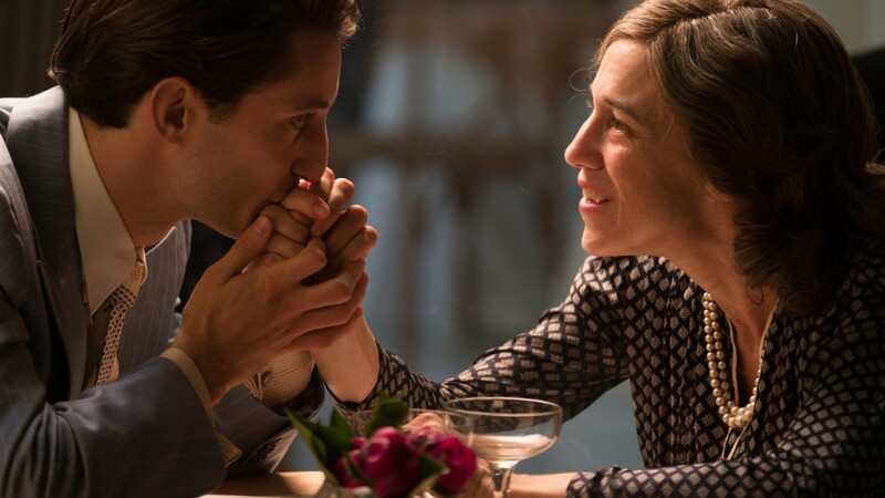 Romain Gary (Pierre Niney) und seine Mutter Nina Owczinski (Charlotte Gainsbourg) haben eine besonders innige Beziehung. Sie plant ehrgeizig seine Karriere, für ihn ist sie immer die Frau an erster Stelle.