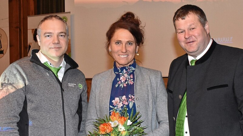 Blumen für Martina Fischer vom Vorsitzenden Martin Weindl (rechts) und vom Geschäftsführer Martin Freudenreich.