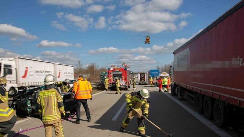 Schwerer Unfall am Dienstagmittag auf der A92 bei Dingolfing.
