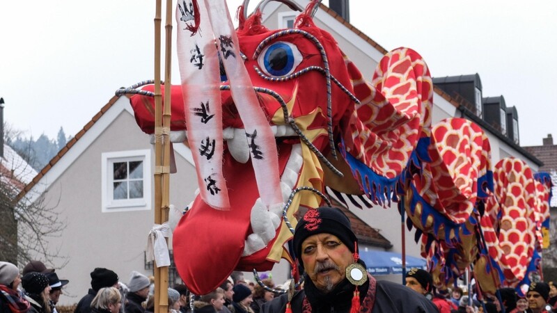Drachenwagen und als Chinesen kostümierte Umzugsteilnehmer beim chinesischen Fasching in Dietfurt am 8. Februar 2018.