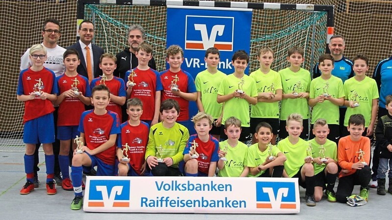 Die E 1-Siegermannschaft TSV-DJK Johanniskirchen, Thorsten Wallner (VR-Bank), Heiner Hofner und Finalteilnehmer SG Loiching/Teisbach.