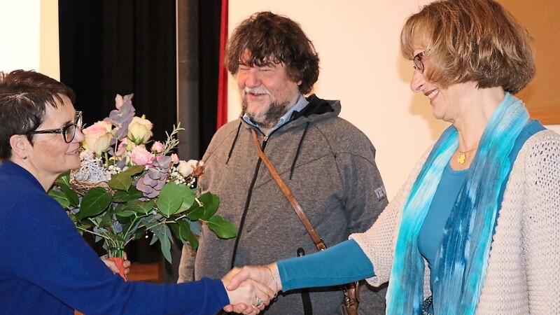 Ehrenamt der ersten Stunde. Ursula Bablock (rechts) war bisher das Gesicht der Freiwilligenagentur. Sie bekam Blumen von Margit Berndl. Mit dabei ihr Ehemann Erhard Bablock, der erst Freiwillige.
