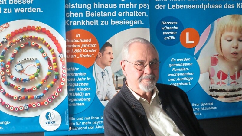 Empfindsam, aber nicht vordergründig: Professor Dr. Franz-Josef Helmig vor dem Plakat der Mutperlenkette. Die vor der Behandlung geschenkten Steine lenken die kleinen Patienten ab.