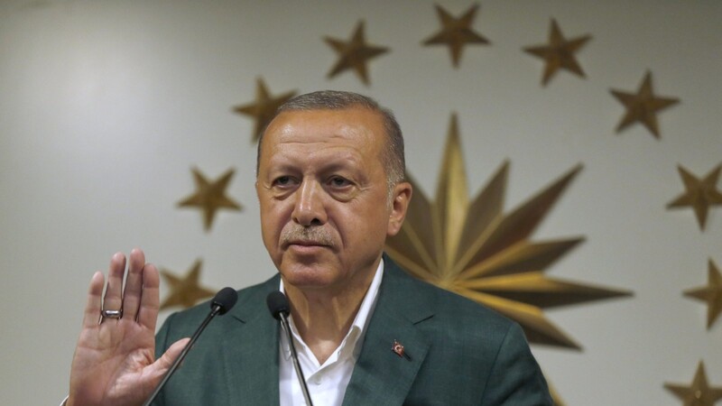 Recep Tayyip Erdogan erklärt seine Partei AKP zum Sieger der Kommunalwahlen.