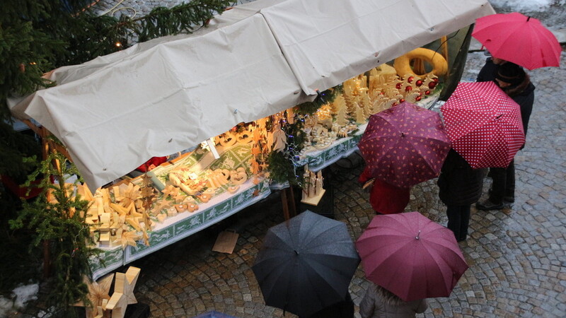 Regenschirme prägten heuer das Bild am Christkindlmarkt.