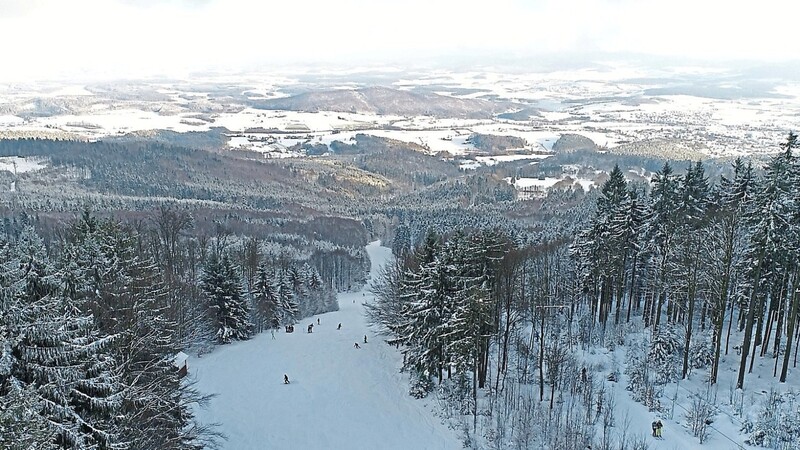 Am Voithenberg in Furth im Wald ziehen die Skifahrer noch keine Spuren, das Bild ist aus der vergangenen Saison. Aber wenn es weiter schneit, kann vielleicht der Kleinschlepplift am Sonntag schon öffnen.