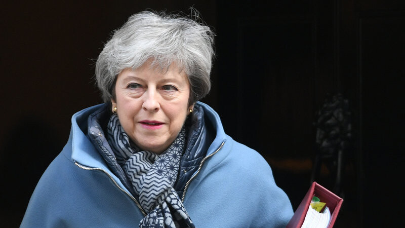Theresa May, Premierministerin von Großbritannien, verlässt die 10 Downing Street, um zu der Fragestunde ?Questions to the Prime Minister?.