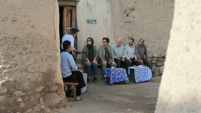 Die Dorfbewohner erklären Behnaz Jafari und Jafar Panahi ihr Leben.