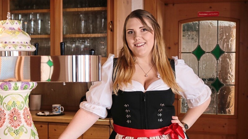 Nicole Meindl mag es bayrisch. Im Dirndl hat sie schon mal in ihrem neuen Reich, hinter dem Tresen der eigenen Gaststätte, Platz genommen.