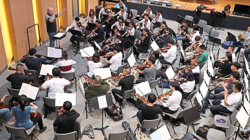 Probenfoto: Der in Straubing lebende schwedische Dirigent Niklas Willén leitet das Symphonieorchester der Musikhochschule von Bangkok.