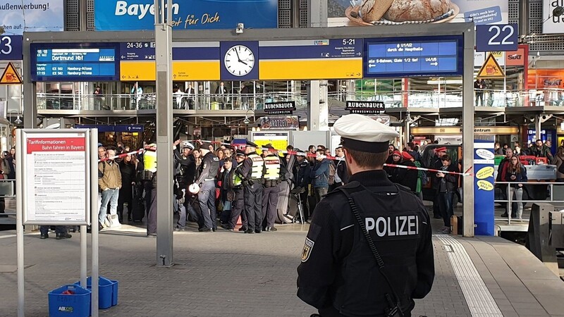 Die Polizei sperrt am Hauptbahnhof Gleise wegen eines verdächtigen Gegenstands.
