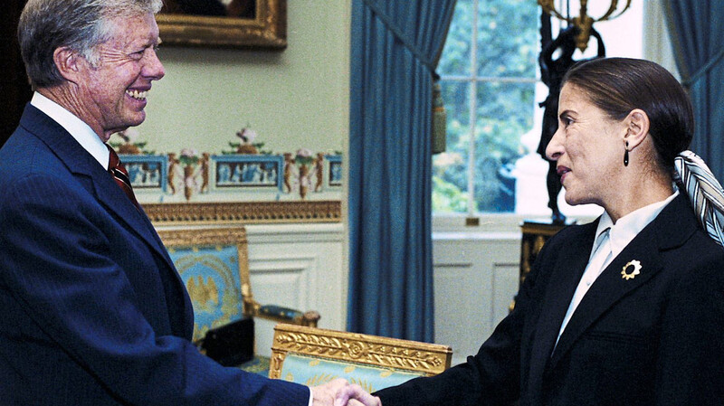 1980 ernennt Präsident Carter Ruth Bader Ginsburg zur Richterin am Berufungsgericht. Bill Clinton schickt sie 1993 an den Supreme Court.