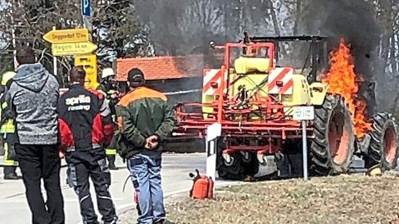 Der Traktor des Regeners fing während der Fahrt an zu rauchen. Die Feuerwehren hatten den Brand jedoch schnell im Griff.