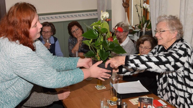 Kreisvorsitzende Katharina Grill überreichte an die scheidende langjährige Vorsitzende Maria Irlbauer Blumen.