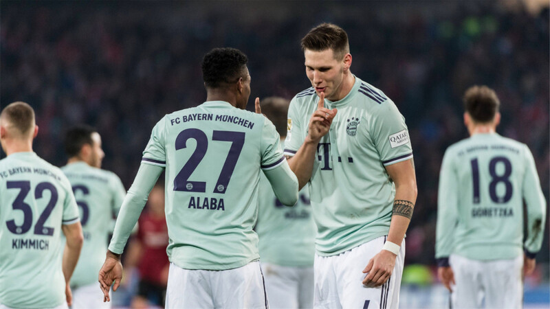 Hatten Grund zu feiern: die Bayern um David Alaba (li.) und Niklas Süle in Hannover. Klicken Sie sich hier durch die Einzelkritik.