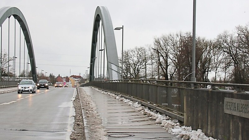 Die Herzog-Albrecht-Brücke heute: Täglich benutzen sie über 20 000 Fahrzeuge.