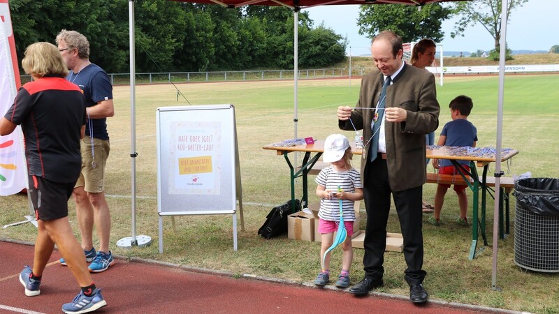 Auch beim Kinderlobbylauf in Straßkirchen waren Schirmherr Bürgermeister Christian Hirtreiter und die Kinder von der Medaille begeistert.
