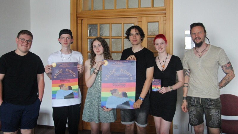 Sie präsentierten die Plakate und Flyer zum Pride Month: Wolfgang Geiger (v.l.), Fabian Schindler, Jana Schreiner, Ludwig Winkelbauer, Johanna Gruber und Jugendpfleger Marco Lorenz.