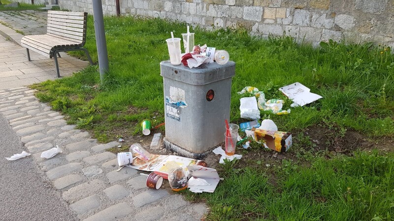 Ex und hopp - auch Straubing hat ein Verpackungsmüllproblem. Könnte eine kommunale Verpackungssteuer den Müllberg verkleinern und zusätzliche Einnahmen für die Stadt bringen?