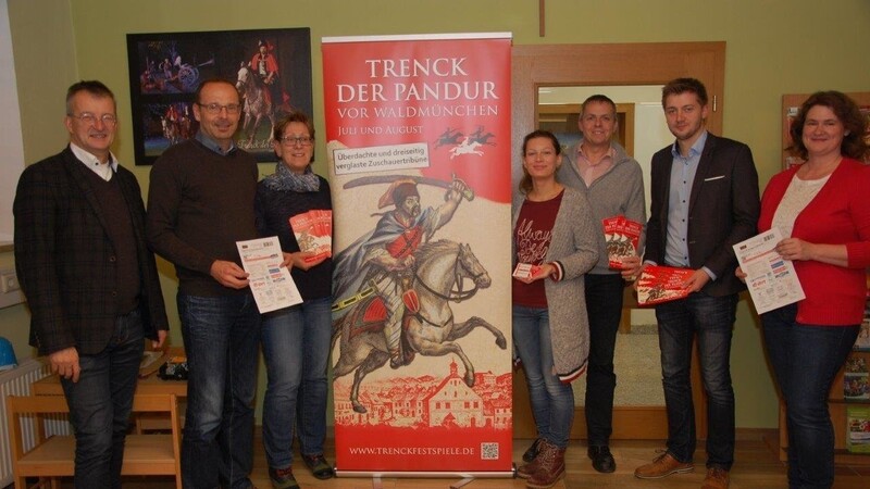 Die Verantwortlichen von Trenckverein und Touristbüro stellten zusammen mit dem Bürgermeister den neuen Flyer vor und gaben den Startschuss für den Kartenvorverkauf.